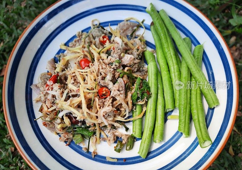 猪肉辣味沙拉(Larb Moo)和青豆-泰国菜。